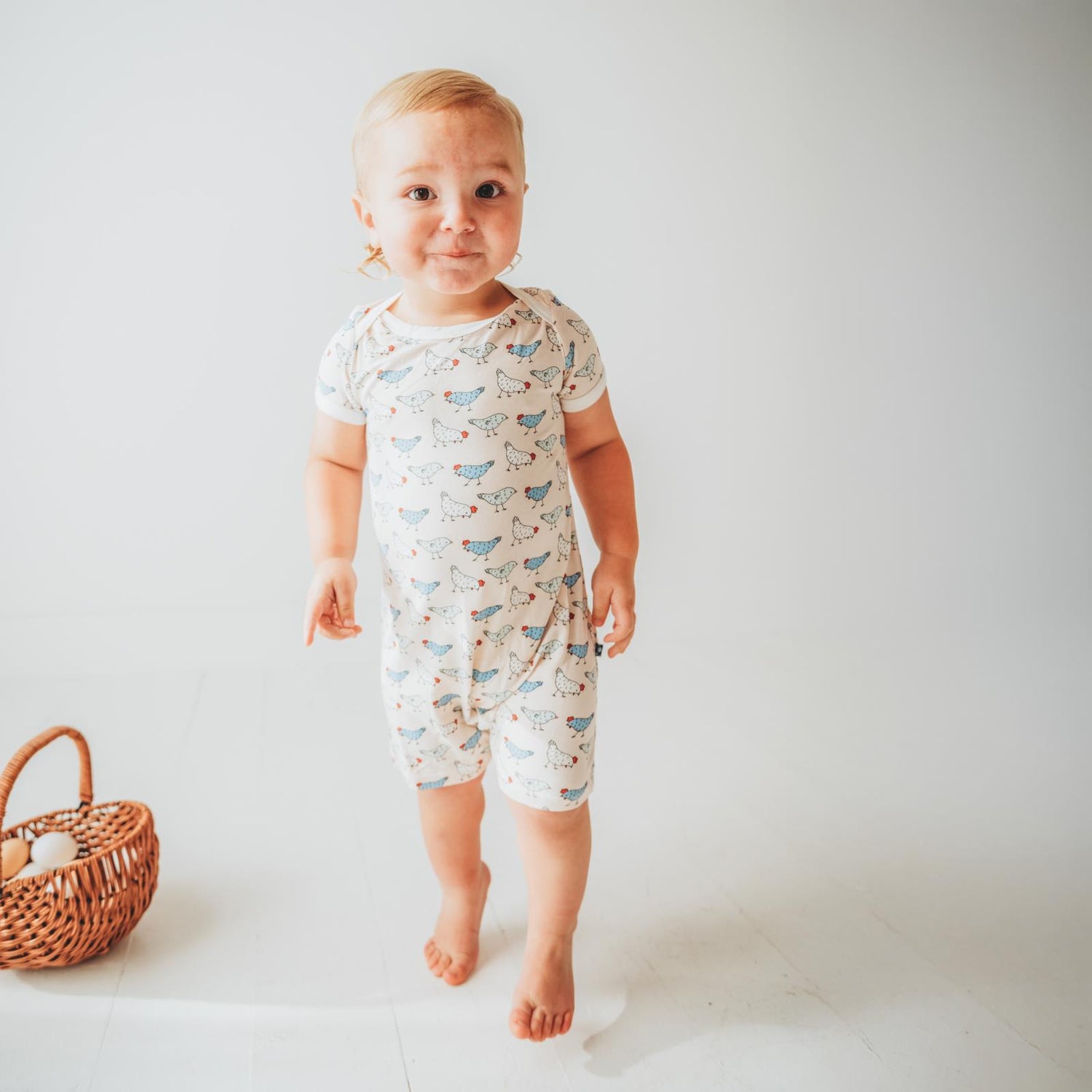 Print Short Sleeve Beau Romper in Latte Chickens (359209)