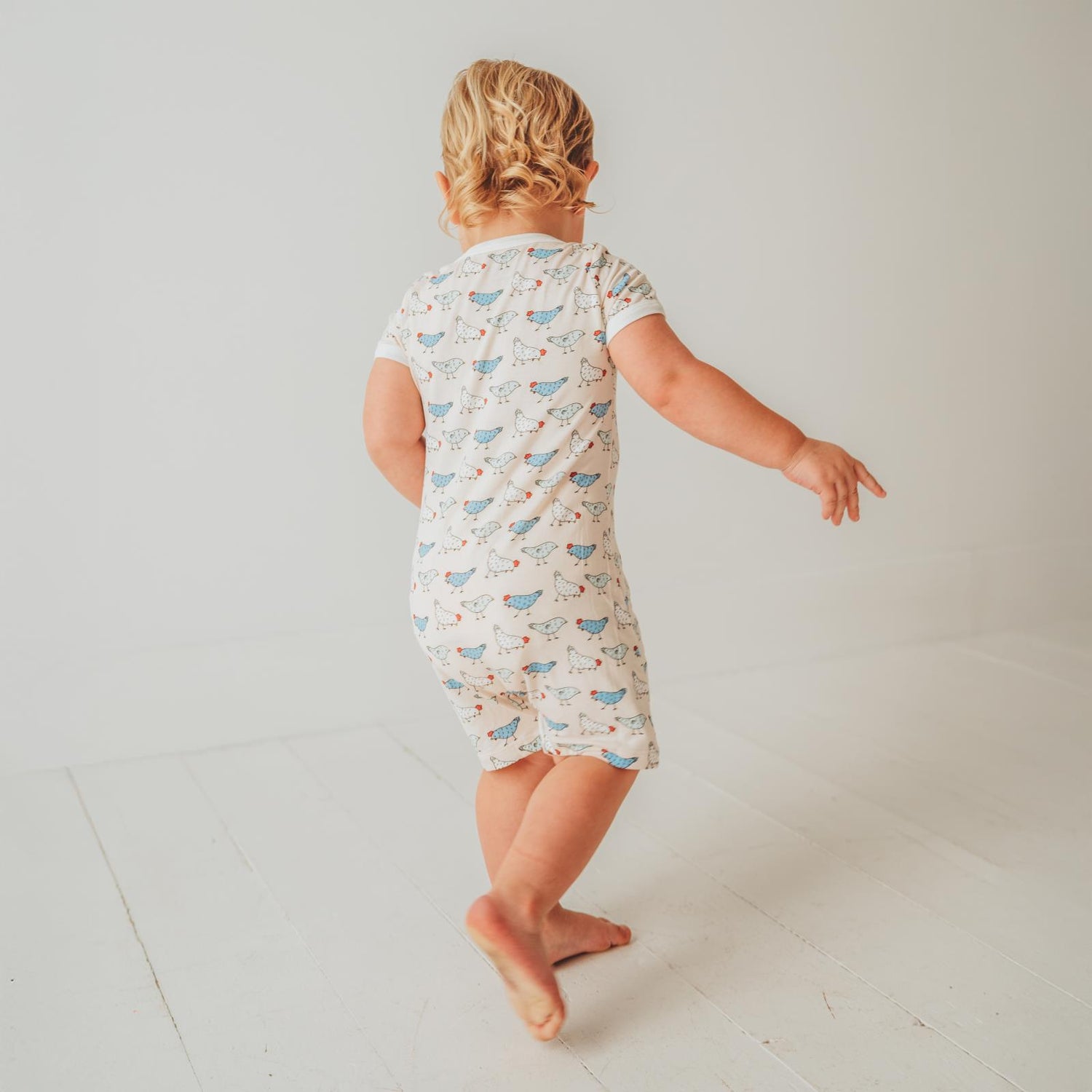 Print Short Sleeve Beau Romper in Latte Chickens (359228)