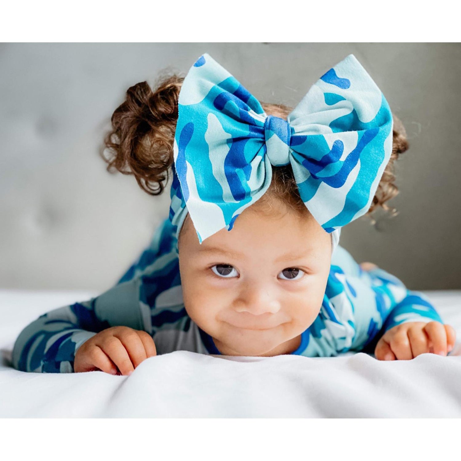 Print Luxe Head Wrap with Bow in Oasis Military (243367)