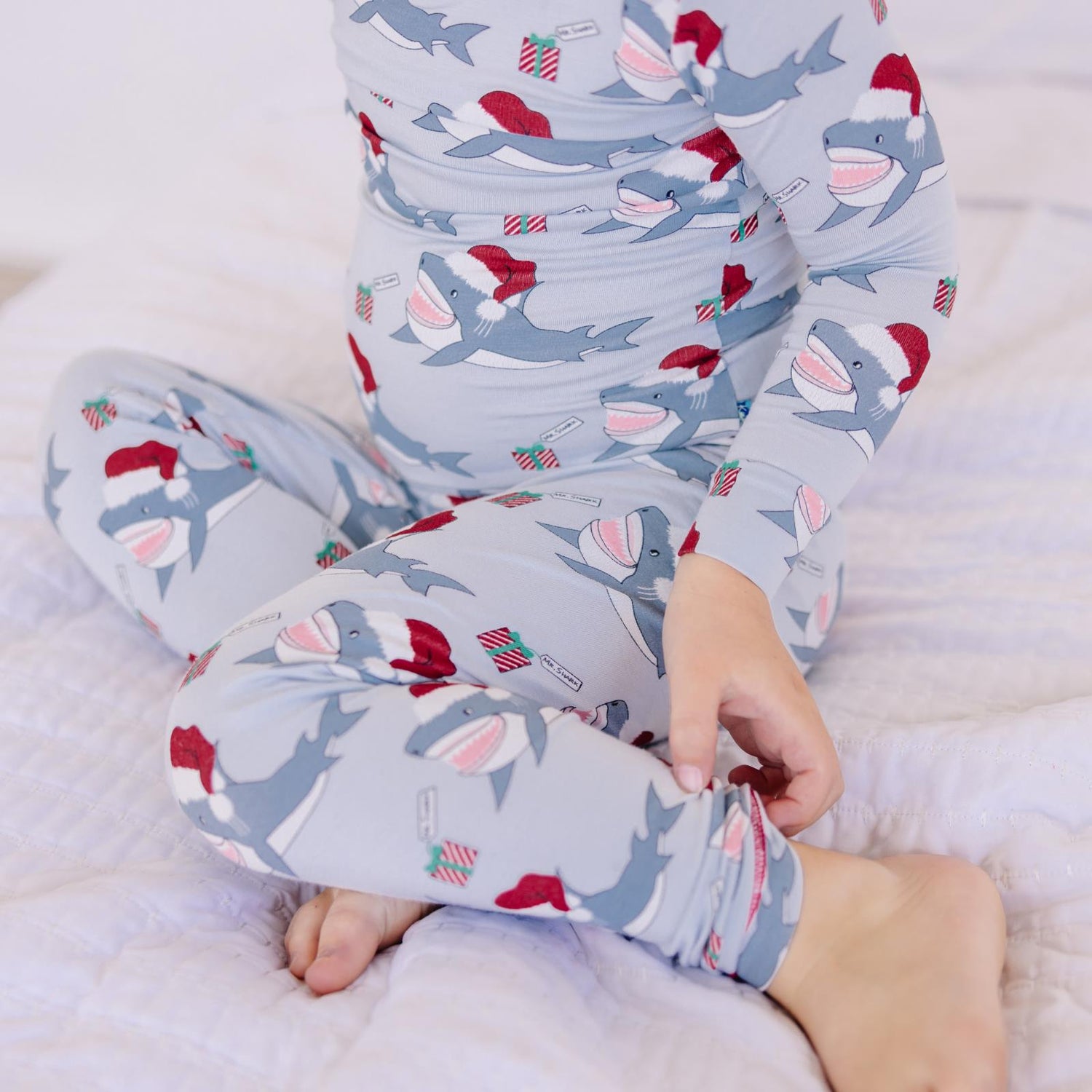 Print Long Sleeve Pajama Set in Illusion Blue Holiday Sharks (338881)